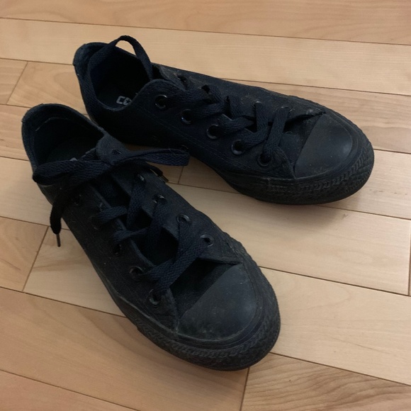 Black converse - Picture 1 of 2